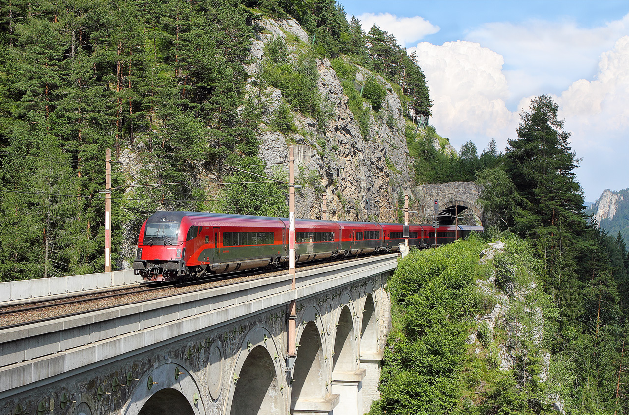 Souprava Railjet na rakouském Semmeringu. Foto: Vít Bukač